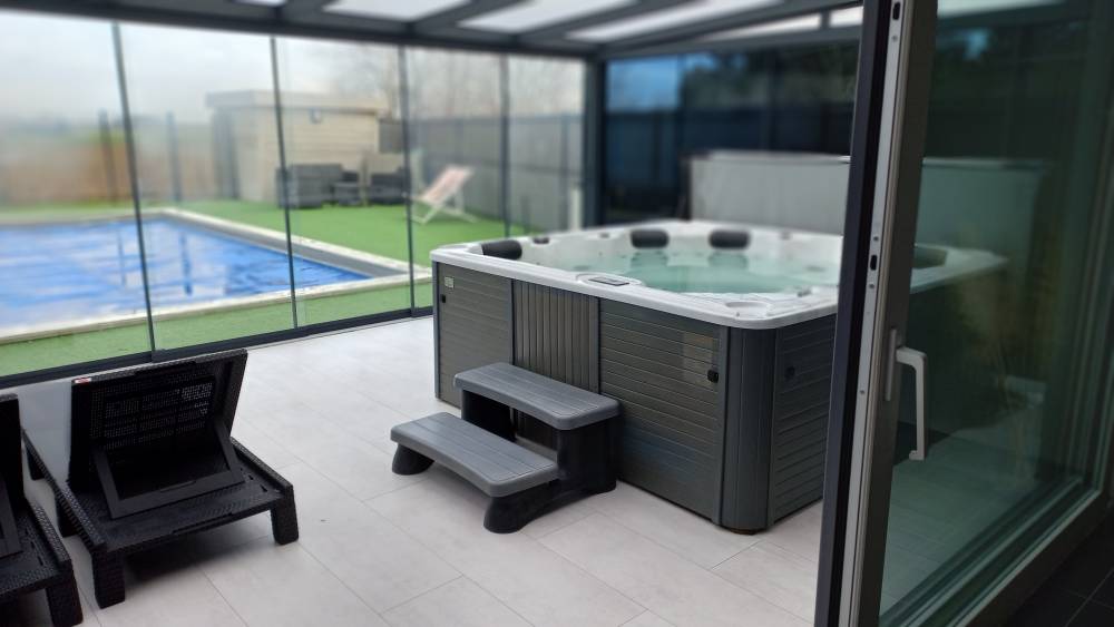 piscine exterieure chauffée et jacuzzi